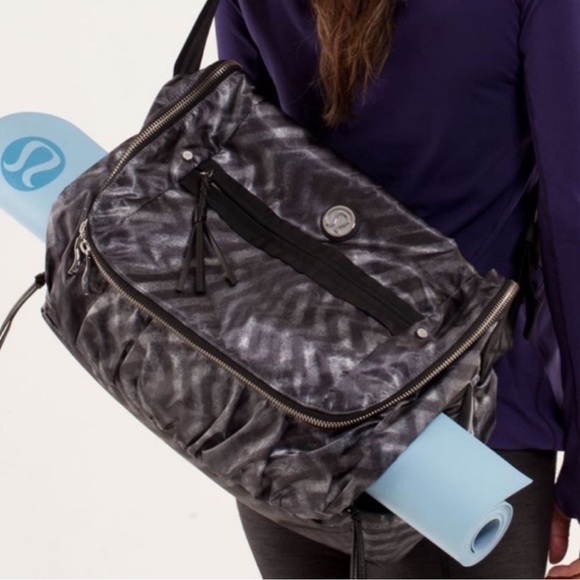 Lululemon yoga moto messenger bag gym bag - Picture 2 of 12